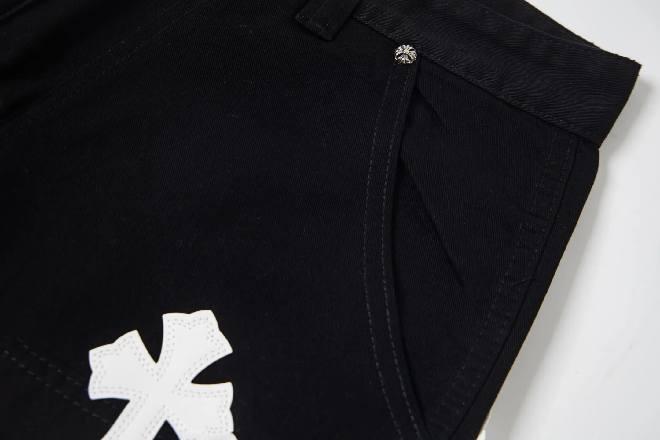 P260 Chrome Hearts Chrome Hearts black denim with white and blue multi-leather hot jeans. CH jeans need to be washed and then disassembled and hand-stitched with sheepskin cross leather and then spliced ​​to complete. The whole piece has too many craftsmanship to explain. The patchwork cross pattern is embellished, and the high-waisted washed jeans! ! Absolutely high-end luxury products, god-level single products, super popular products, made with top heavy industry, a magic weapon that cannot be missed. About Kroxin This is an extremely luxurious fashion brand, which can also be called the aristocrats of the high street. It has always been an exclusive brand for some hipsters or rich second generation. Compared with ordinary high streets, it is more luxurious and noble. Compared with luxury brands, it has a more fashionable personality and has always been a brand that I have a special liking for. Style number: 1765# Color: black Size: 28 30 32 34 36